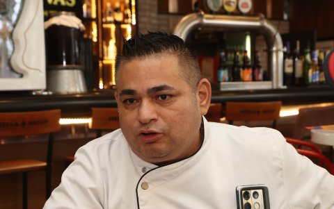 Enrique Barzola apuesta por fusiones internacionales como el ramen japonés y la sopa charro mexicana, elaboradas con productos locales e importados