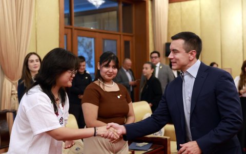 Estudiantes ecuatorianos en China durante su encuentro con el presidente Daniel Noboa