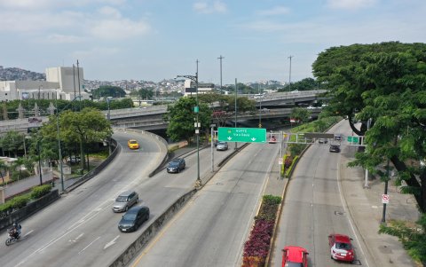 La intersección con la Carlos Julio Arosemena se vuelve caótica en las mañanas.