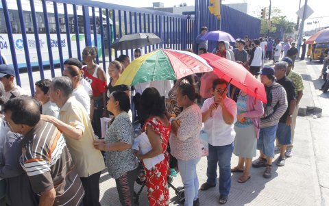 El pasado 27 de junio, usuarios de Metrovía debieron esperar a la intemperie hasta que se habilite el acceso a la estación a solicitar la entrega de la tarjeta.