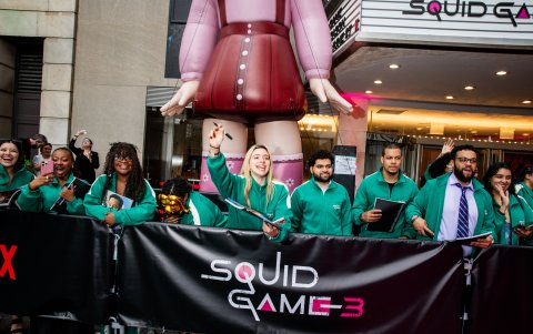 Los fans en el estreno neoyorquino de El juego del calamar de Netflix, realizado en el Teatro Paris el 18 de junio de 2025 en la ciudad de Nueva York.