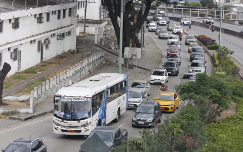 En este punto, donde está abandonado el edificio donde funcionó la sede del INFA y del MIES, se forman embotellamientos.