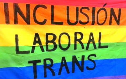 Una bandera de la lucha por inclusión laboral trans, de Apuba, en Buenos Aires.