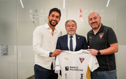 El presidente de Liga de Quito, Isaac Álvarez (centro), fue el encargado de recibir al colombiano Jeison Medina (izquierda).