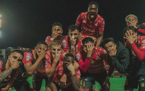 Deportivo Cuenca pelea por los primeros puesto de la LigaPro 2025.