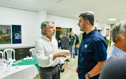 El alcalde de Guayaquil, Aquiles Álvarez (derecha), dialogó con el expresidente de Emelec, José Pileggi, después de la reunión en el Comité de Los Ceibos.