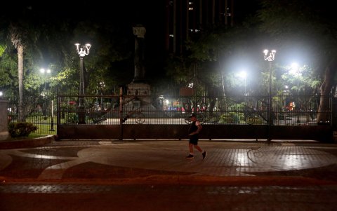 Al caer el sol los parques emblemáticos de Guayaquil se cierran, dejando a ciudadanos a ocupar las aceras para ejercitarse.