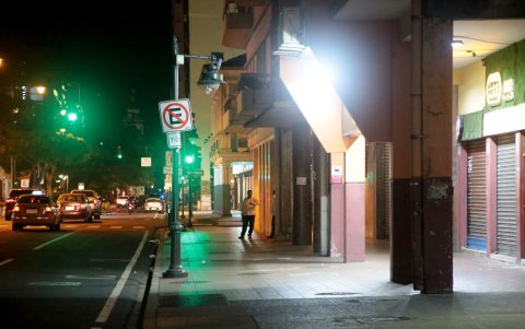 Centro. Los locales que no están en la zona rosa extrañan la vida nocturna de Guayaquil. Esperan mejores tiempos.