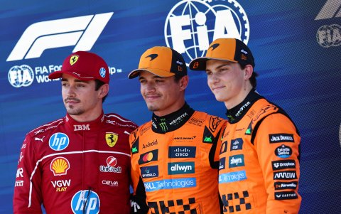 Lando Norris (c), junto a Oscar Piatri, líder del Mundial y Charles Leclerc en la temporada 2025.
