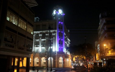 Escenario. En el centro de Guayaquil son nulas las acciones para incentivar el ocio nocturno; son pocos los locales de comida que se quedan hasta la noche. Las calles, a la par, lucen desoladas.