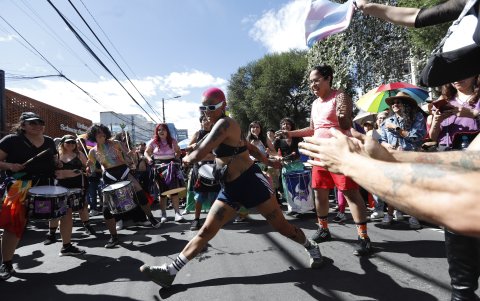 Una batucada recorrió la av. Amazonas a lo largo del trayecto de la marcha del Orgullo.