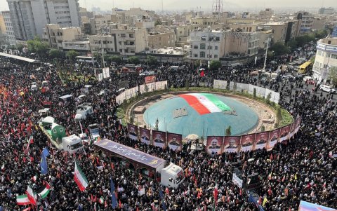 Imagen de los funerales de Estado celebrados este sábado 28 de junio en Teherán por 60 personas, entre ellas altos cargos militares y científicos nucleares, muertas en la guerra de los 12 días.