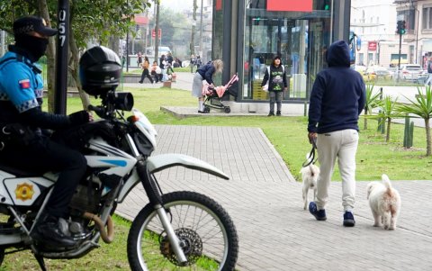 Padres de familia aseguran que al parque La Alameda van estudiantes a pelear y consumir alcohol.