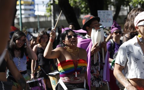 Una batucada puso el ritmo en la marcha del Orgullo 2025 en Quito.