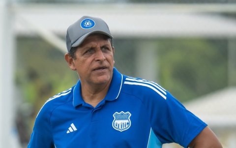 El exportero Juan Carlos Zambrano actualmente dirige la sub-17 y sub-19 del Bombillo.