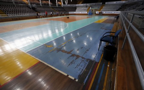 El piso del coliseo Julio César Hidalgo, donde entrenan baloncesto, luce desgastado.
