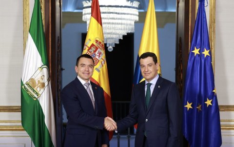 Daniel Noboa saluda al presidente de la Junta de Andalucía, Juan Manuel Moreno, durante su visita institucional en Sevilla