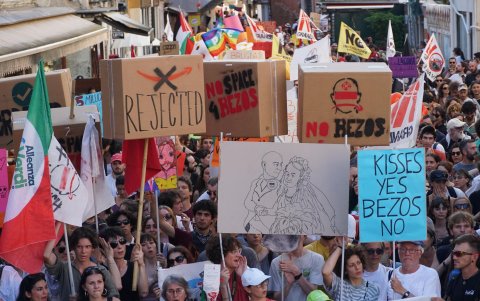 ¿Cómo fue la millonaria boda de Bezos y Sánchez? Drones, yates, críticas y un beso que se volvió viral