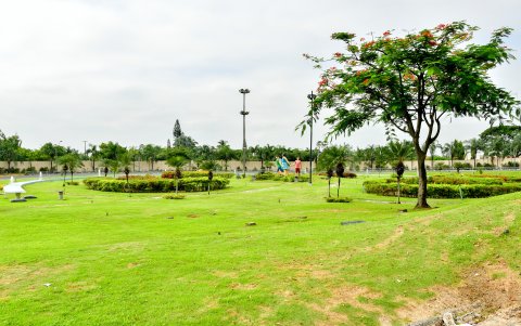 En este redondel, ubicado junto al ingreso a Samborondón, se propone hacer un skatepark.