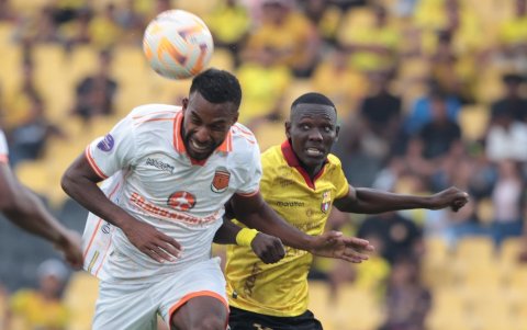 Ronny Biojó (i) le ganó en la disputa a Janner Corozo, delantero de un Barcelona mostró falencias defensivas ante Libertad.