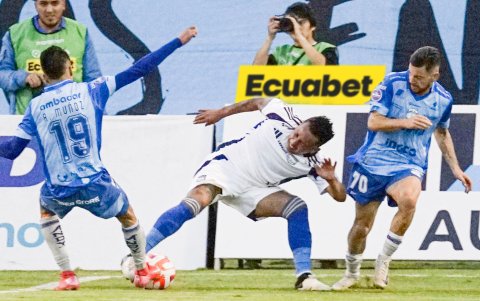 Christian Cueva (c), mediapunta peruano, jugó 65 minutos en Ambato.