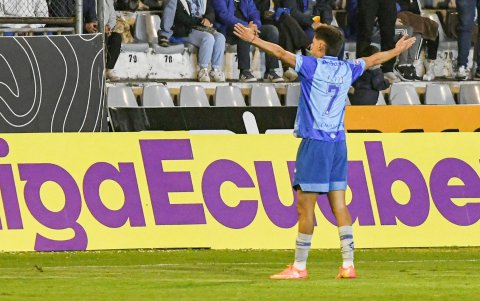 Federico Paz y su celebración tras anotar el gol del empate de Macará.