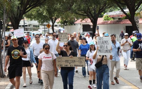 Moradores de Los Ceibos, que se oponen a la construcción de los dos pasos a desnivel, protestaron por las calles del sector.