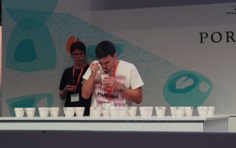 Juan Begué probó 24 tazas servidas de las cuales tenía que probarlas e identificarlas en el menor tiempo posible