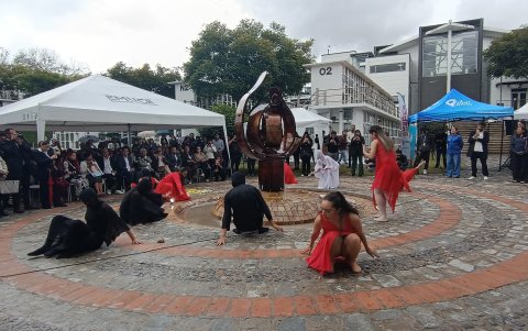 El memorial esta ubicado dentro del Cementerio Patrimonial en el área de los Derechos Humanos.