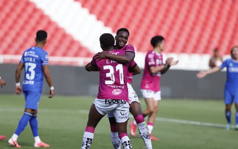 La celebración de Darwin Guagua tras marcar el tercer gol de Independiente del Valle ante Universidad Católica.