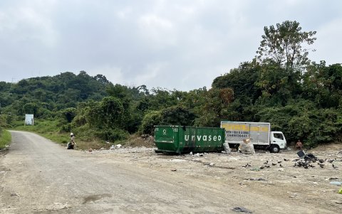 Pavimento. La vía está en mal estado. A este sitio ingresan vehículos pesados y camionetas que dejan grandes cantidades de basura. Personal de Urvaseo recibe los desechos.