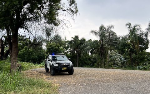 Una camioneta de la empresa municipal Segura EP subió el cerro, el 17 de junio, y estuvo parqueado en un rincón, tras la vegetación, desde las 12:31 hasta las 13:36.