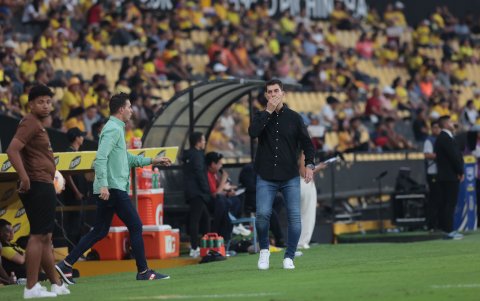 El técnico de Barcelona Ismael Rescalvo gesticula luego de ser empatado 3-3 ante Libertad en el estadio Monumental