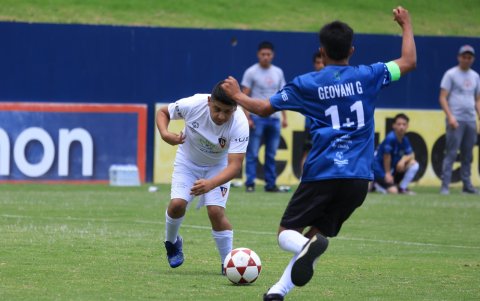 Jonathan Macías (izquierda) controla la pelota ante la marca de un rival de Independiente del Valle