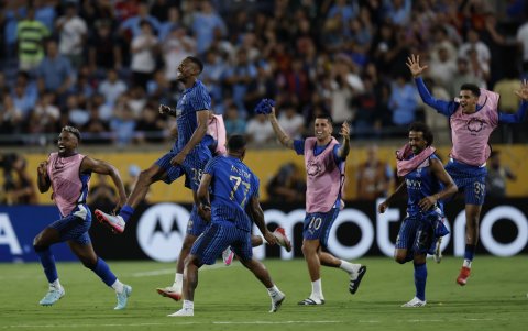 Jugadores de Al Hilal festejan el sorprendente triunfo 4-3 sobre Manchester City en el Mundial de Clubes
