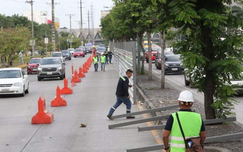 El 1 de julio, obreros colocaron planchas metálicas para cercar el área donde se empezará a construir el primero de los dos pasos a desnivel en la avenida del Bombero.