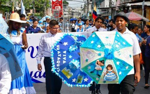Decenas de estudiantes de planteles de distintos sectores de Guayaquil participaron del pregón que dio arranque a las fiestas julianas.