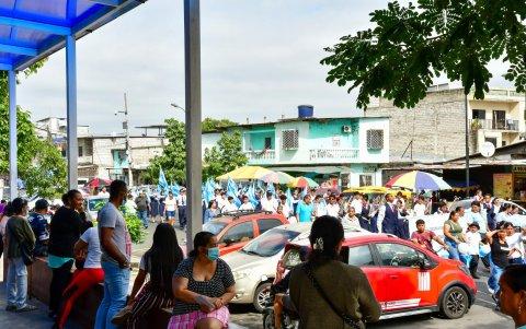 En el centro de salud El Cisne II incluso los pacientes salieron a la puerta del hospital para ser testigos del acto cívico.