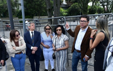 El pasado 29 de junio de 2025, asambleísta del correísmo acudieron en compañía de una abogado para presentar una denuncia por peculado por la supuesta tinta transferible.