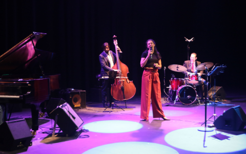 La cantante germano-argentina Sabeth Pérez regresó a Ecuador luego de más de una década para liderar la quinta edición de las New York Jazz Sessions, la primera con voz principal.