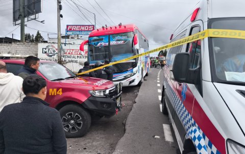 Equipos de rescate socorrían a las víctimas.