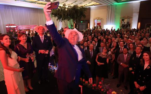 El embajador se hace una selfie con sus invitados.