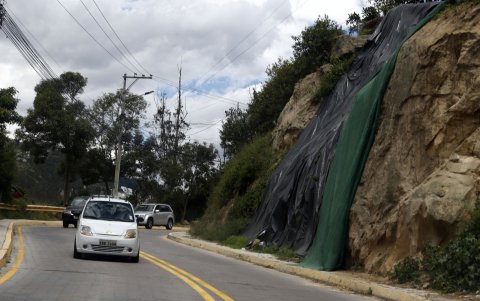 A lo largo de la avenida de Los Conquistadores, en el sector de Guapulo han tenido que colocar geomantos para evitar nuevos deslizamientos de tierra.