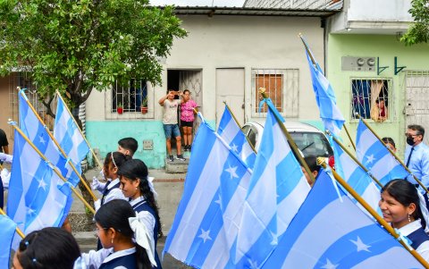Desfile. A lo largo de la marcha, las familias salieron de sus casas para captar el momento.