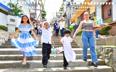 Cerro Santa Ana. Las escalinatas se llenaron de vecinos y turistas tras el pregón.