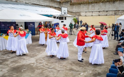 La danza de personas de la tercera edad participaron en la inauguración de la Casa de Acogida.