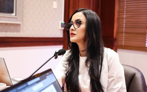 La jefa del bloque correísta Viviana Veloz presidió la Asamblea hasta el 13 de mayo de 2025, durante el último tramo del periodo de transición tras las elecciones por muerte Cruzada