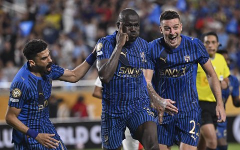 Kalidou Koulibaly (c) y Sergej Milinkovic-Savic (d) forman parte de los jugadores de experiencia del Al Hilal.