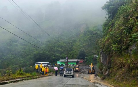 La vía Cuenca- Paute- Guarumales está afectada por el desbordamiento de la quebrada en el sector de Amaluza.