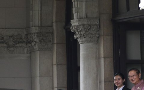 La primera ministra de Tailandia, Paetongtarn Shinawatra, saliendo de la sede del Gobierno tras ser suspendida de su cargo por el Tribunal Constitucional.